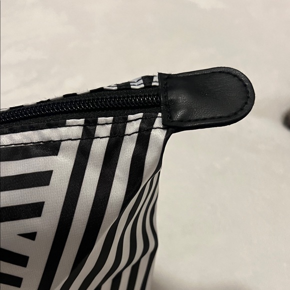 Sephora Beauty Insider Monochrome Patterned Bag (H) - Picture 5 of 7
